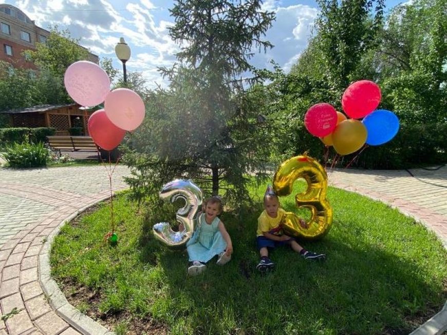 Бүгін — егіздеріміздің туылған күні Илья мен Лиана 3 жасқа толды